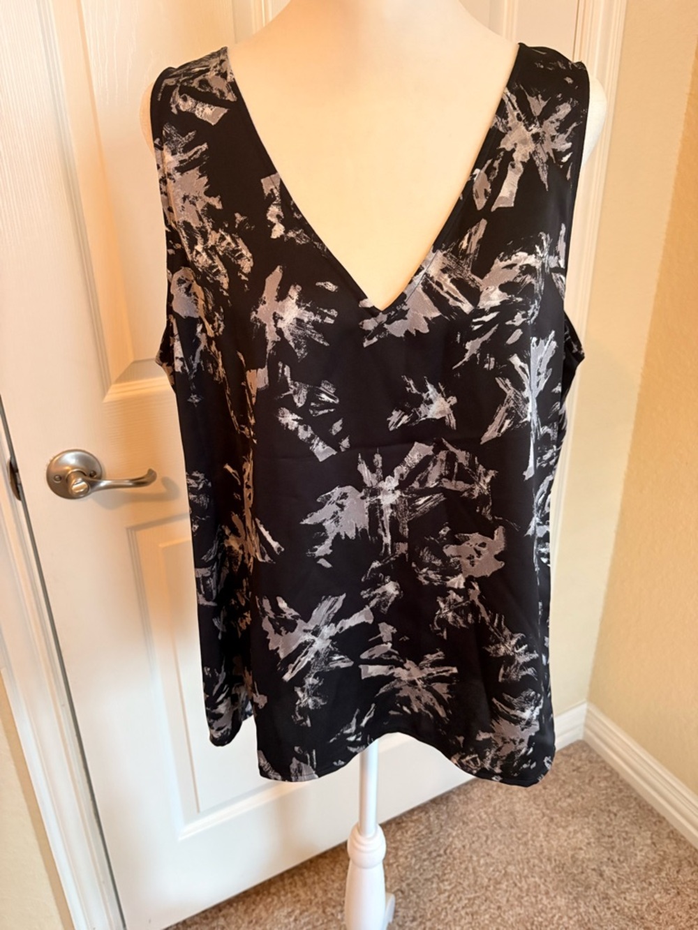 Nordstrom Black and Gray V-Neck Abstract Print Camisole